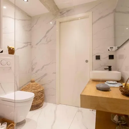 Townhouse With Terrace & Parking In The Heart Of Old