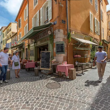 Ferienhaus Townhouse With Terrace & Parking In The Heart Of Old Antibes